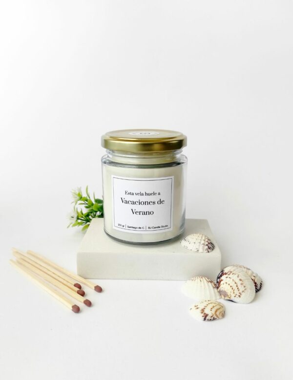 Vela aromática natural, rodeada de elementos como conchas y hojas