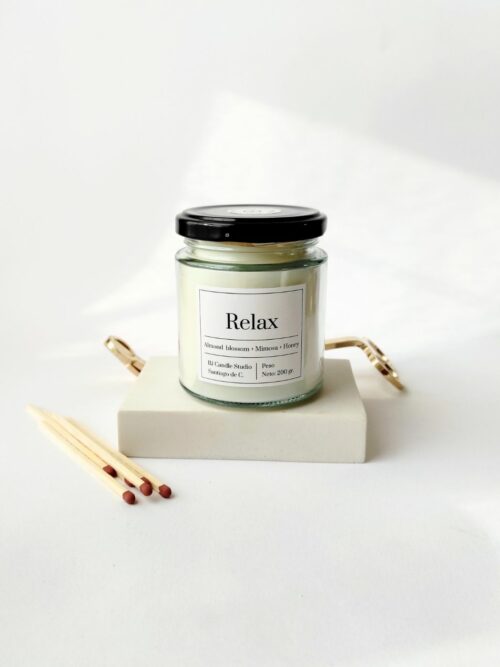 Vela aromática Relax de cera vegetal en tarro de vidrio con tapa negra, hecha a mano y de estilo minimalista
