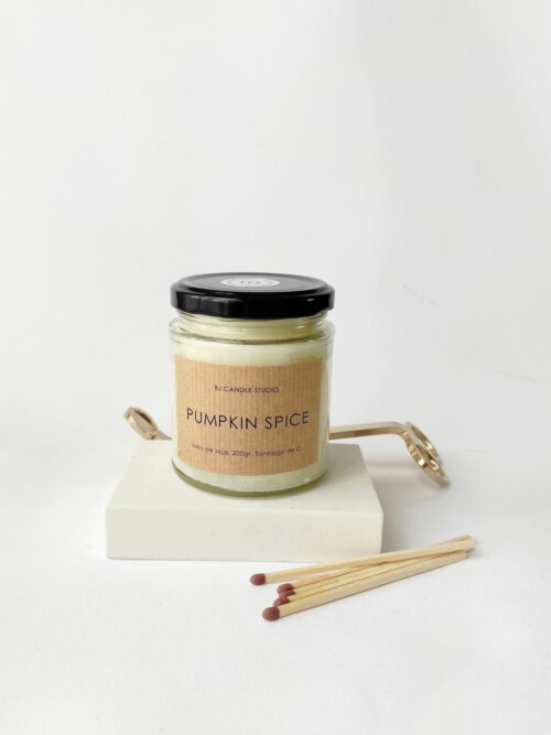 Vela aromática especias de otoño hecha a mano con cera de soja. Tapa negra y etiqueta kraft.