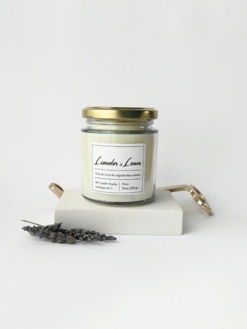 Vela de lavanda hecha a mano con cera de soja. La tapa es de color dorado. Como decoración hay unas flores secas de lavanda.