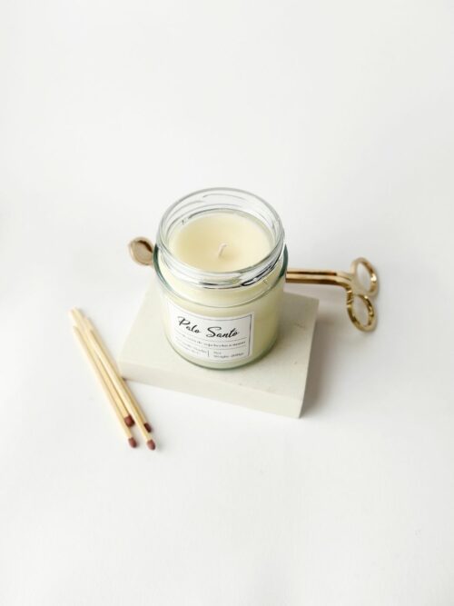 Detalle superior de la vela de meditación con aroma calmante a palo santo