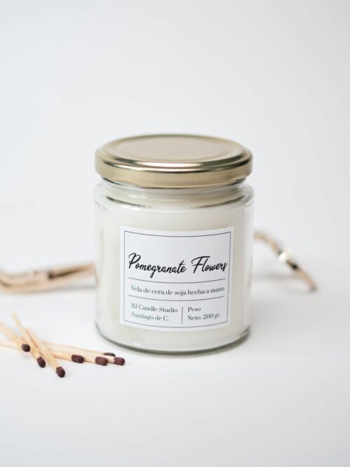 vela minimalista de soja con tapa dorada y aroma floral