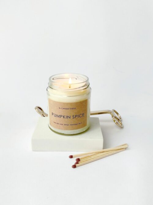 Vela encendida Pumpkin Spice para crear un ambiente acogedor.