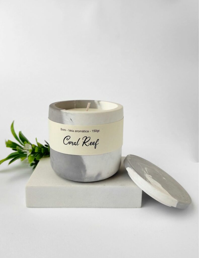 Vela hecha a mano con cemento en dos colores: gris y blanco