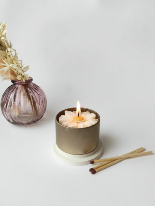 Vela decorativa con flor artesanal en lata