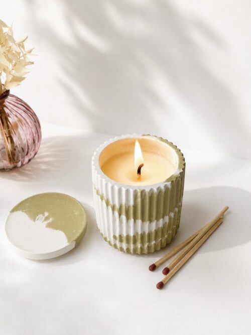 Vela hecha a mano en tarro de cemento verde y blanco. Atmósfera tranquila. BJ Candle Studio.