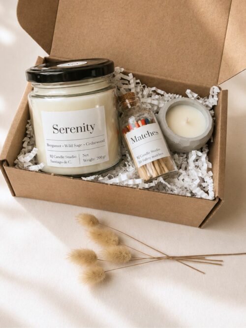 Caja con vela Serenity, vela de té y cerillas. Artesanal. BJ Candle Studio.