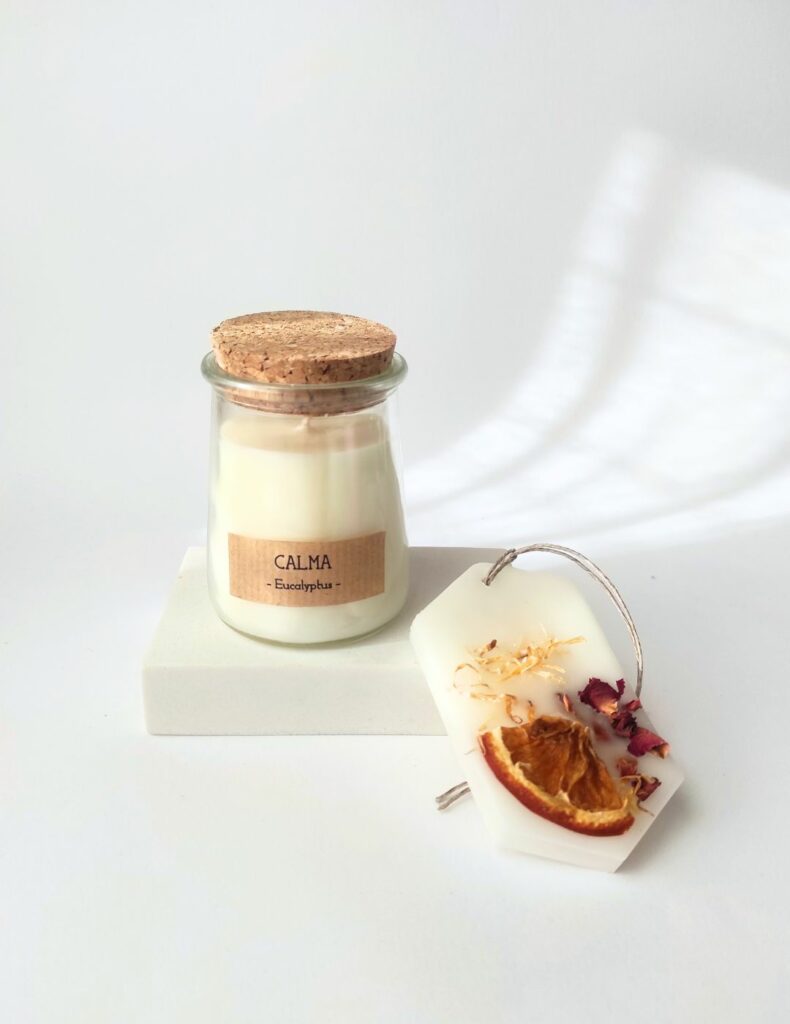 Pack de regalo con vela con tapa de corcho y un ambientador sólido decorado con naranja deshidratada y flores secas