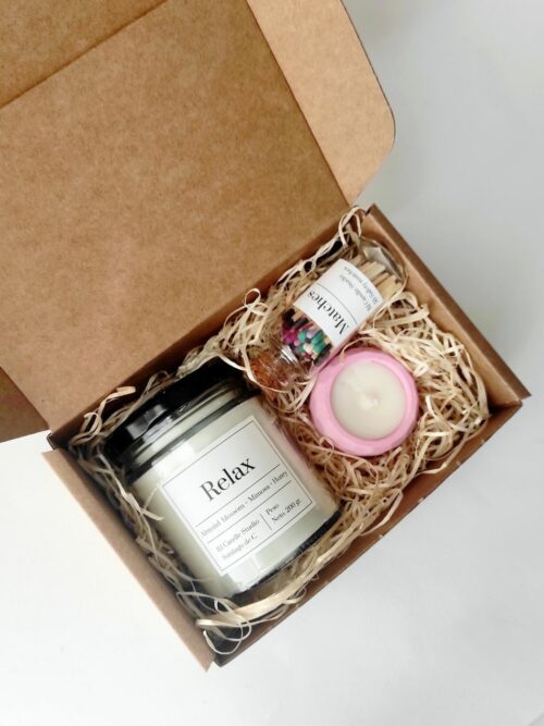 Pack regalo Relax con vela aromática, mini vela en tarro de cemento y bote de cerillas, presentado en caja kraft