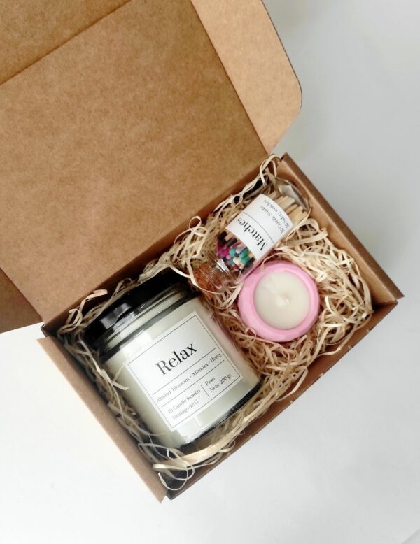 Pack regalo Relax con vela aromática, mini vela en tarro de cemento y bote de cerillas, presentado en caja kraft
