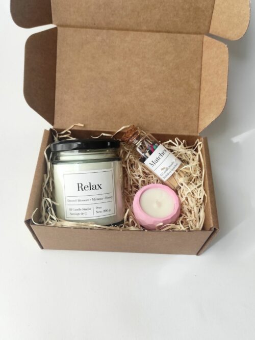 detalle del set de regalo relax, incluye una vela aromática, un bote de cerillas de colores y una mini vela en tarro de cemento