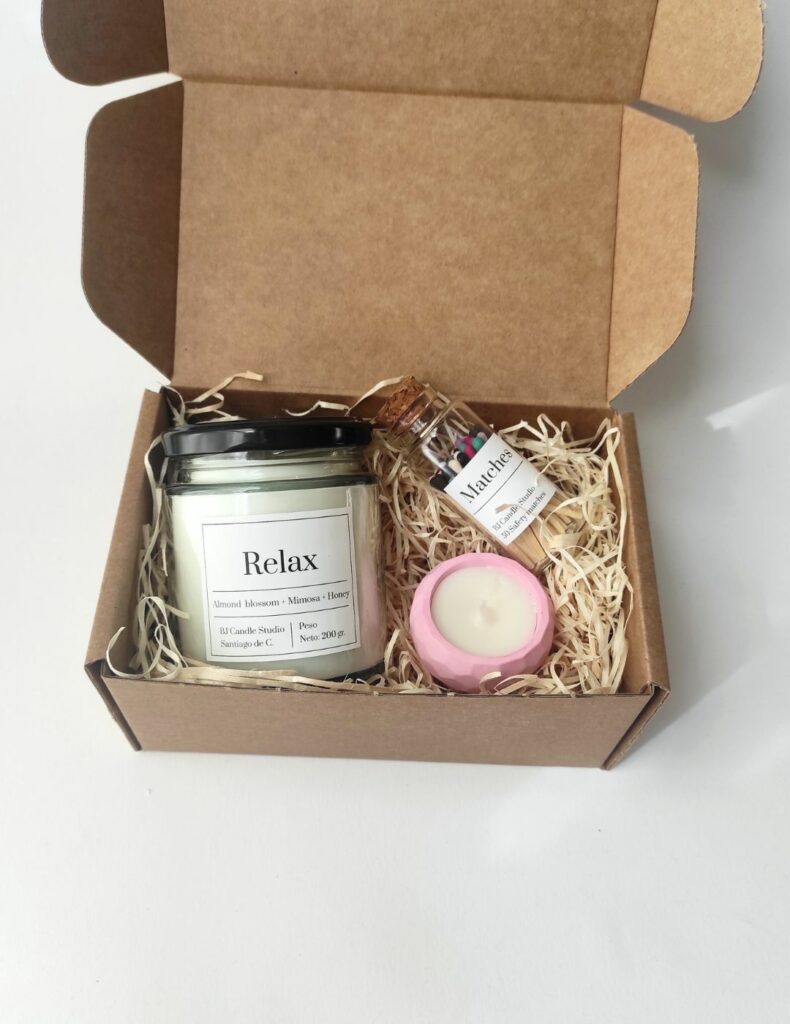 detalle del set de regalo relax, incluye una vela aromática, un bote de cerillas de colores y una mini vela en tarro de cemento