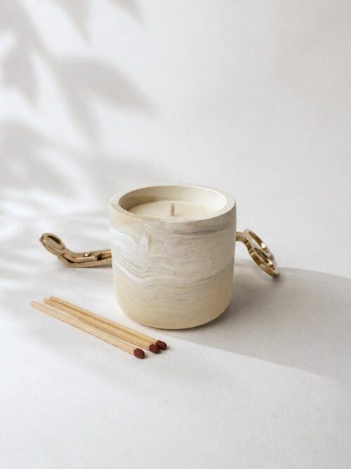 vela con aroma a Palo Santo en tarro de cemento. BJ Candle Studio.