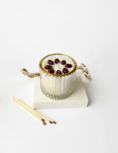 Otro detalle de vela hecha a mano con aroma a café, en tarro elegante y granos de cera como decoración