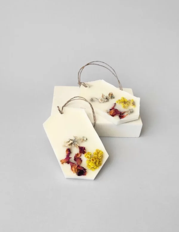 Dos ambientadores sólidos decorados con flores secas