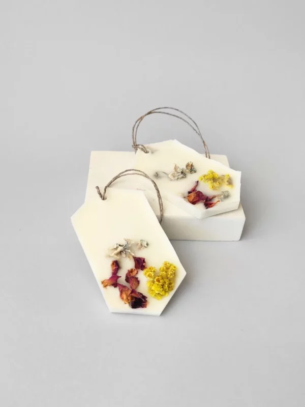 Dos ambientadores sólidos decorados con flores secas