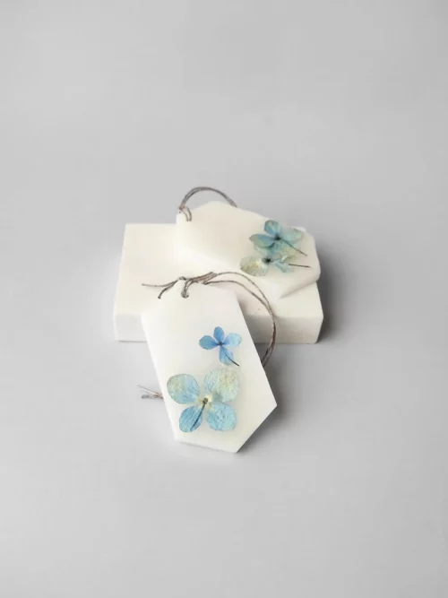 Dos ambientadores artesanales decorados con flores secas de hortensia en color azul.