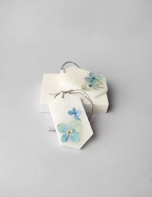 Dos ambientadores artesanales decorados con flores secas de hortensia en color azul.