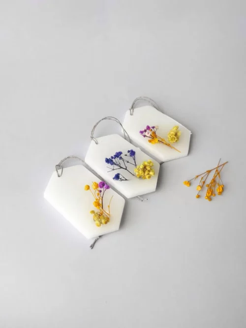 trío de ambientadores sólidos para armario con una cuerda de yute para colgar. Están decorados con delicadas flores secas.