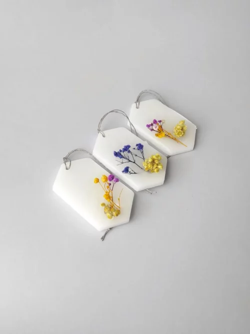 tres ambientadores decorados con flores secas