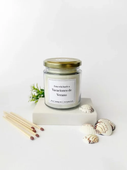 Vela aromática natural, rodeada de elementos como conchas y hojas
