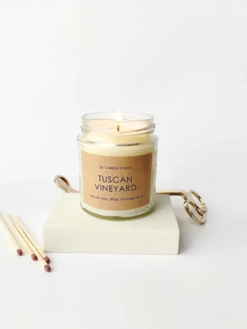 vela encendida con fragancia afrutada a Tuscan Vineyard y etiqueta kraft