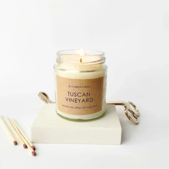 vela encendida con fragancia afrutada a Tuscan Vineyard y etiqueta kraft