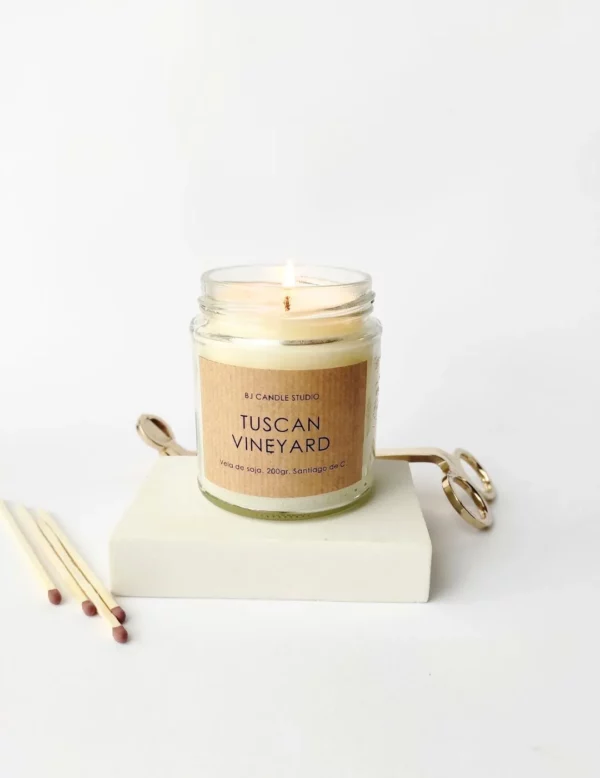 vela encendida con fragancia afrutada a Tuscan Vineyard y etiqueta kraft