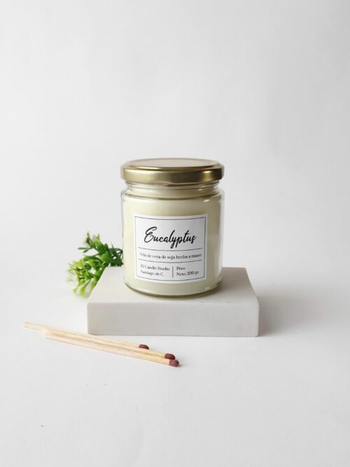 vela de soja con aroma a eucalipto y tapa dorada. Estilo minimalista.