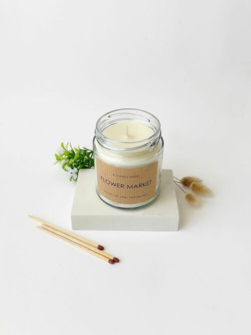 vela hecha a mano con cera de soja y fragancia floral. En tarro de cristal y etiqueta kraft.