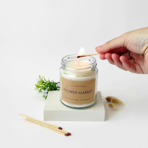 vela con aroma floral y hecha a mano con cera de soja en tarro de cristal y etiqueta kraft.