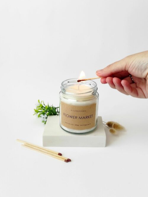 vela con aroma floral y hecha a mano con cera de soja en tarro de cristal y etiqueta kraft.