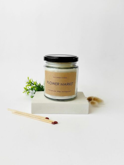 vela que pertenece a la colección Hygge. Tiene una etiqueta kraft y la tapa del tarro es negra.