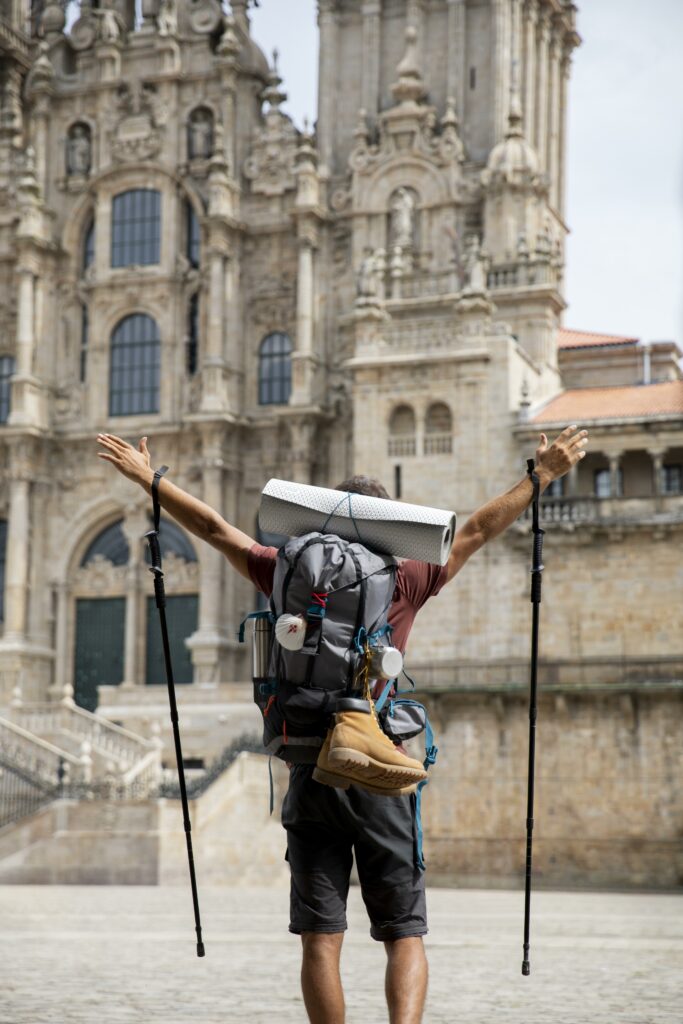 peregrino de espaldas llegando a la catedral de Santiago de Compostela.