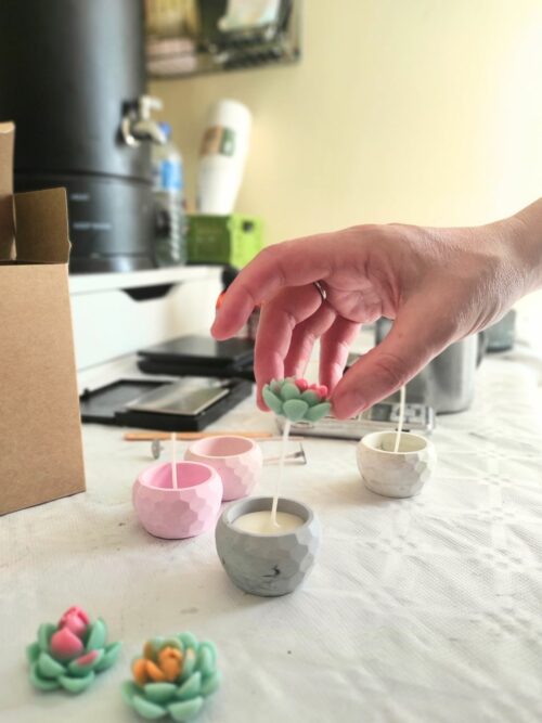 Elena haciendo velas de soja. BJ Candle Studio