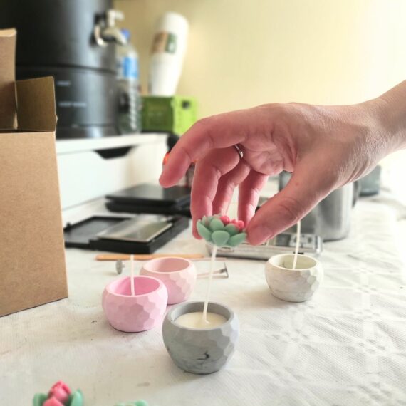 Elena haciendo velas de soja. BJ Candle Studio