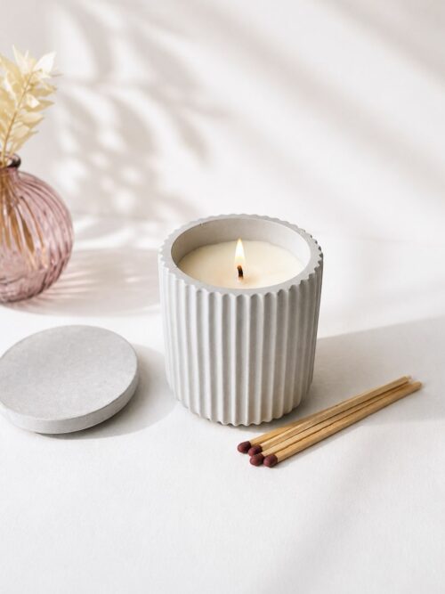 Vela artesanal Fresh Linen encendida, hecha a mano con cera de soja en tarro de cemento. BJ Candle Studio