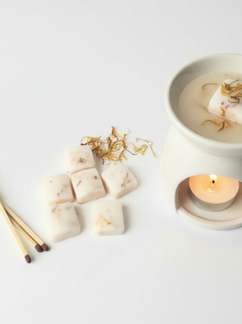 Wax melts artesanales de cera vegetal con pétalos de caléndula — Salvia & Bergamota · BJ Candle Studio