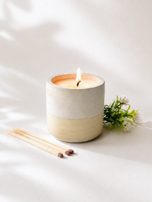 vela brétema insipirada en los campos gallegos. Hecha a mano en tarro de cemento. BJ Candle Studio