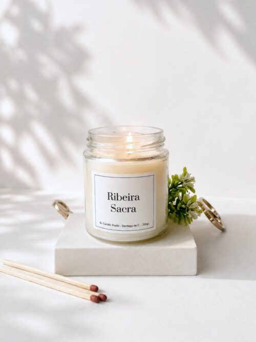Vela de soja Ribeira Sacra encendida. Estilo minimalista. BJ Candle Studio.